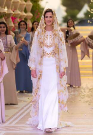 Rajwa Al Saif enfile une tenue 
traditionnelle à son dîner de 
pré-mariage au palais royal à Amman (Jordanie). Le 22 mai 2023