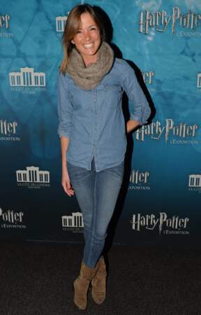 Isabelle Ithurburu en total-look en jean au vernissage de l'exposition "Harry Potter" à la Cité du Cinéma, le 2 avril 2015