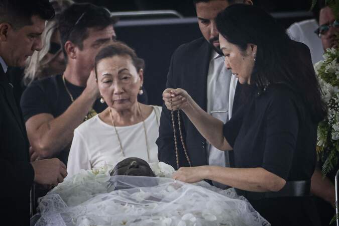 Dernier hommage des Brésiliens au roi Pelé lors de la veillée funèbre à Santos