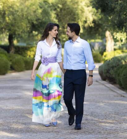 Rajwa Al Saif est superbe avec une longue jupe colorée le 17 août 2022. Elle s'accorde encore à son époux avec une chemise bleue