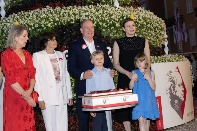 La famille princière de Monaco partage le gâteau d'anniversaire dans le cadre des commémorations du centenaire du prince Rainier III, le 31 mai 2023 