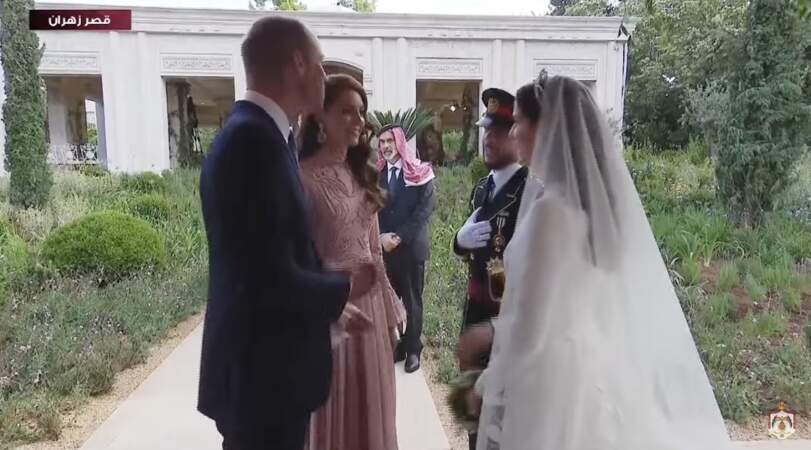 Kate Middleton et William parlent avec les mariés (le prince Hussein de Jordanie et Rajwa al Saif), à Amman (Jordanie), le 1er juin 2023.