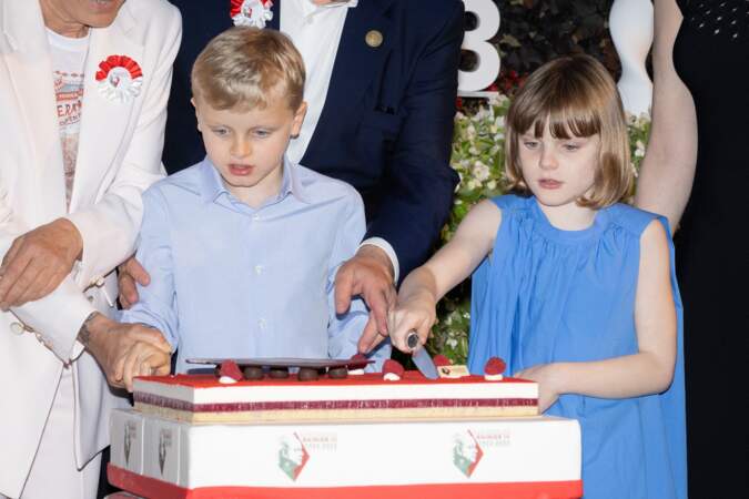 La famille princière de Monaco partage le gâteau d'anniversaire dans le cadre des commémorations du centenaire du prince Rainier III, le 31 mai 2023