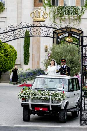 Les mariés Hussein de Jordanie et de Rajwa al Saif arrivent en voiture 
au palais Zahran à Amman, le 1er juin 2023
