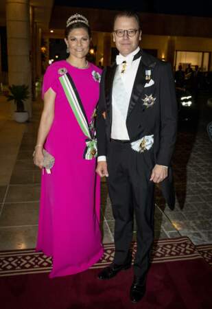 La princesse Victoria de Suède vêtue d'une élégante robe fuchsia, par le créateur Safiyaa. 