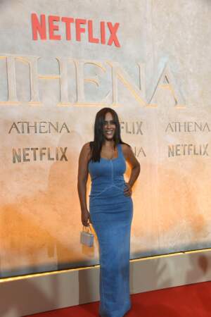 Amel Bent et sa robe en jean à l'avant-première du film "Athena" produit par Netflix à Paris, le 13 septembre 2022