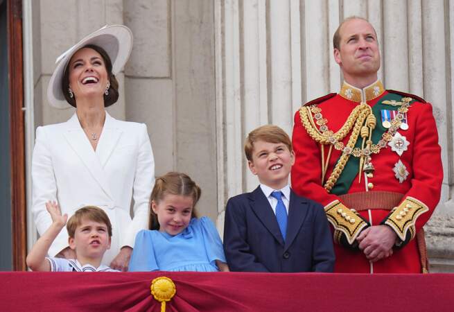 Le prince William et Kate Middleton en Alexander McQueen accompagnés de leurs trois enfants lors la parade militaire "Trooping the Colour", le 2 juin 2022