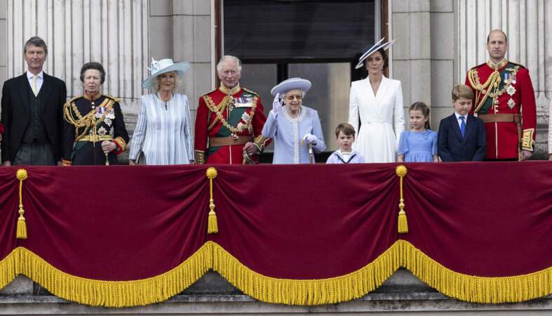 La famille royale britannique au complet sur le balcon du Palais de Buckingham, lors de la parade militaire "Trooping the Colour", dans le cadre de la célébration du jubilé de platine, le 2 juin 2022
