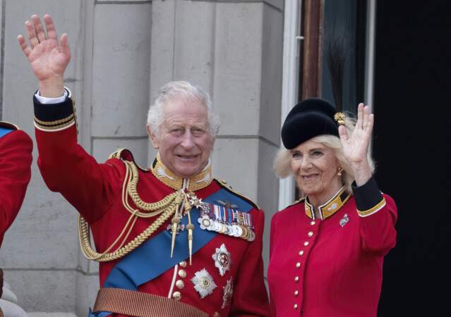 Charles III avec Camilla sur le balcon du palais de Buckingham pour son premier "Trooping the Colour", le 17 juin 2023.