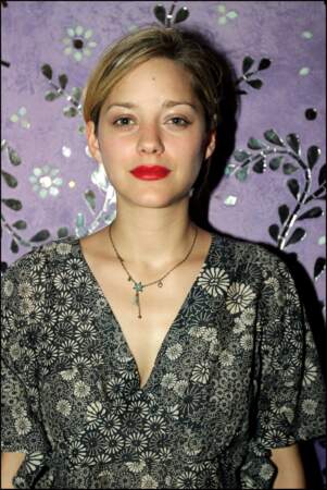Marion Cotillard lors du lancement de la crème "Belle par nature" de Nuxe, à Paris, le 16 juin 2004.