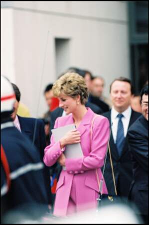 Lady Diana et son ensemble rose bonbon lors d'une visite à Paris