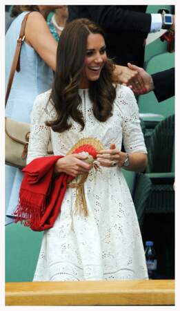 Kate Middleton et sa petite robe blanche brodée au tournoi de tennis de Wimbledon, le 2 juillet 2014