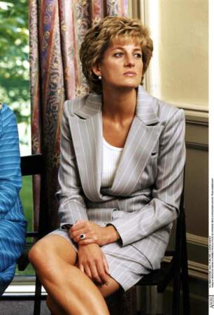 Lady Daian porte le costume d'été à Londres en 1995