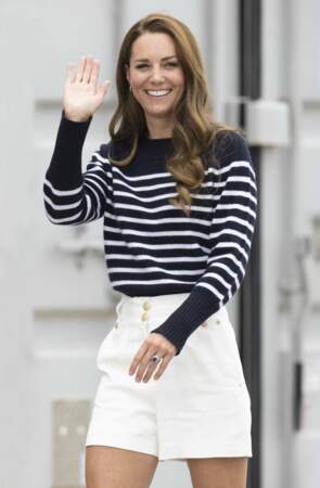 Kate Middleton plébiscite à son tour le bermuda blanc à Plymouth, le 31 juillet 2022