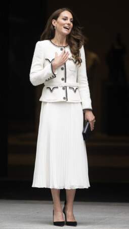 Kate Middleton porte le costume d'été à sa manière, veste et jupe longue à Londres en mars 2020