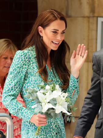 Kate Middleton en robe à l'imprimé léopard lors d'une visite au Riversley Park Children's Centre de Nuneaton, le 15 juin 2023