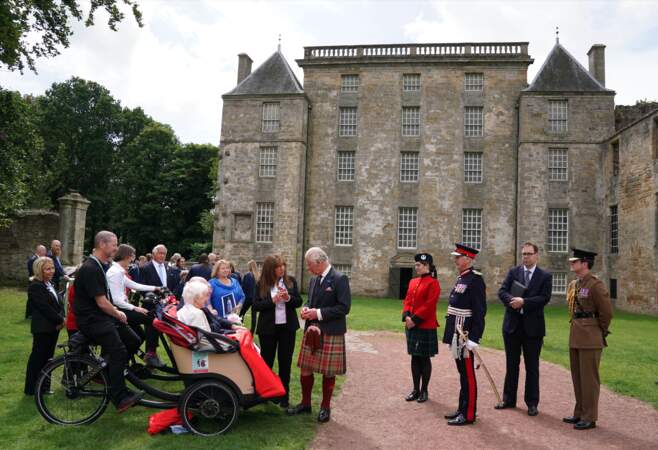 Lors de sa visite de la Kinneil House à Edimbourg, le roi Charles III a pris le temps d'échanger avec des représentants d'associations et des bénéficiaires, le 3 juillet 2023.