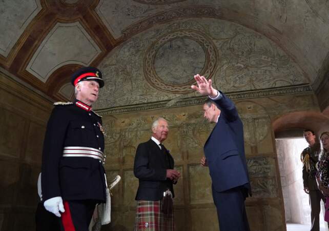 Le roi Charles III découvre la Kinneil House d'Édimbourg lors d'une visite guidée organisée le 3 juillet 2023.