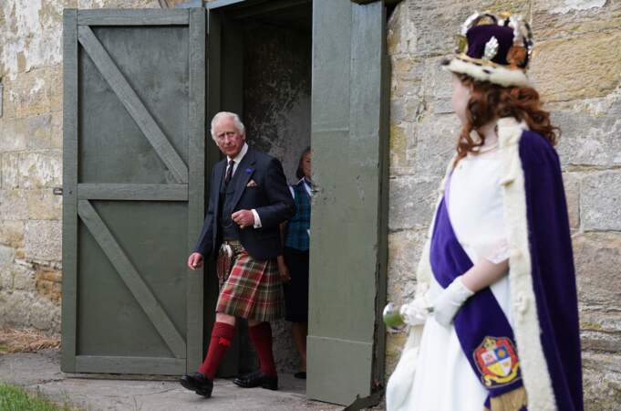Pour sa première visite officielle en Écosse depuis son couronnement, le roi Charles III a enfilé le traditionnel kilt, le 3 juillet 2023.