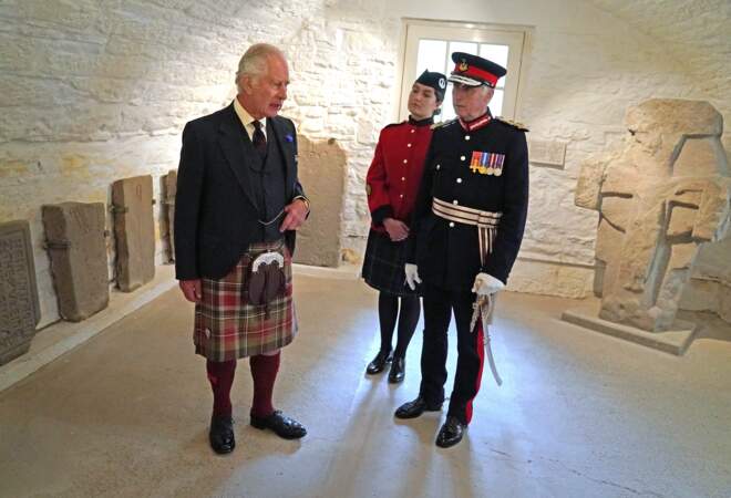 Le roi Charles III en pleine visite guidée de la résidence historique des ducs de Hamilton, le 3 juillet 2023.