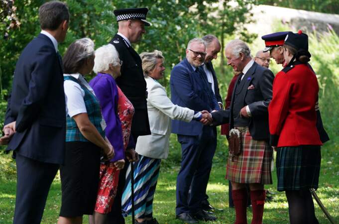 Pour sa première visite officielle en Écosse depuis son couronnement, le roi Charles III a revêtu le tradition kilt en tartan rouge, le 3 juillet 2023.