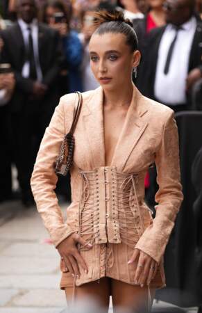 Emma Chamberlain en bustier lacé au défilé Couture Jean Paul Gaultier - collection automne-hiver 2024. Le 5 juillet 2023 