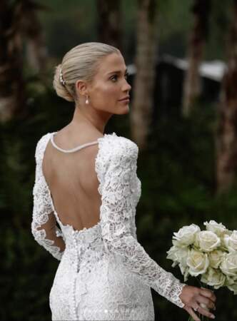 La robe de mariée Versace, en dentelle et dos nu de Amelia Spencer le 10 mai 2023 