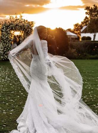 La robe de mariée Versace portée par Amelia Spencer le 10 mai 2023 
