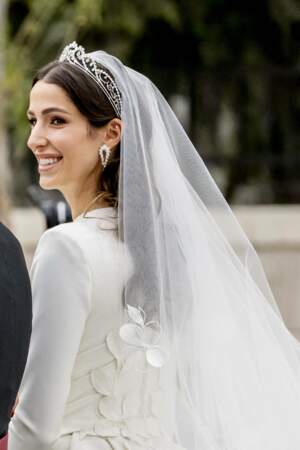 Pour son mariage, la princesse Rajwa al Saif  accesoirise sa tenue d'un diadème orné de diamants créé spécialement pour elle par Yan Sicard de Fred Jewelry
