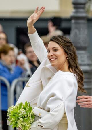 Mariage civil de la princesse Alexandra de Luxembourg et Nicolas Bagory, le 22 avril 2023. Elle arbore une magnifique cape de la marque Valentino à plus de 2 000 € ainsi qu'un sac Chanel