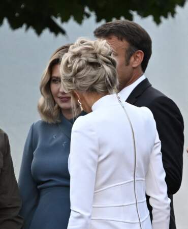 Le chignon de Brigitte Macron revisité avec des mèches torsadées pour le au sommet de l'Otan à Vilnius, le 11 juillet 2023