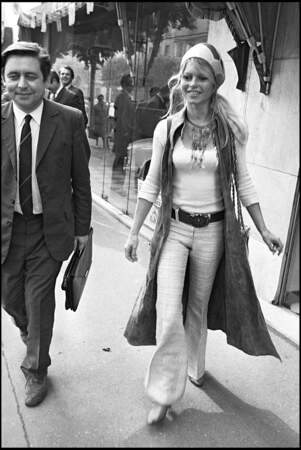 Brigitte Bardot se recouvre d'un foulard façon années 60