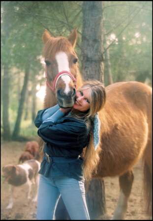 Queue de cheval noué d'un foulard pour Brigitte Bardot 