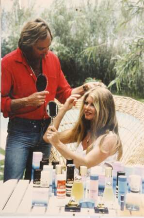 Brigitte Bardot en pleine séance de coiffure t