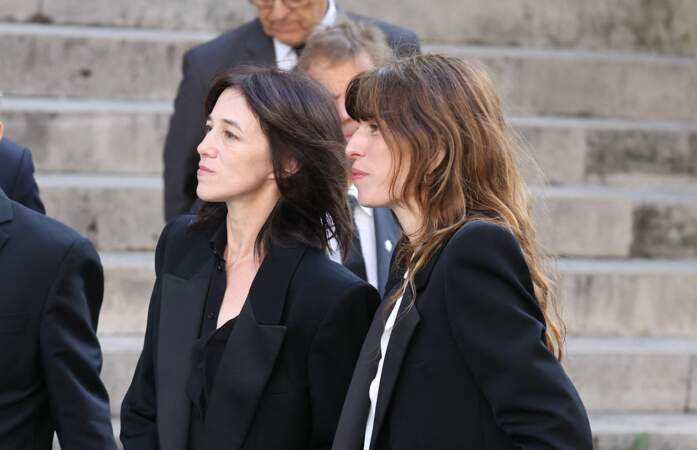 Charlotte Gainsbourg et Lou Doillon réunies à l'église Saint-Roch, pour les obsèques de Jane Birkin, à Paris, le 24 juillet 2023.