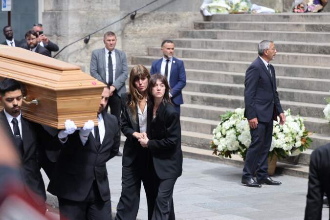 Lou Doillon et Charlotte Gainsbourg suivent le cercueil lors des obsèques de Jane Birkin, en l'église Saint-Roch, à Paris, le 24 juillet 2023.