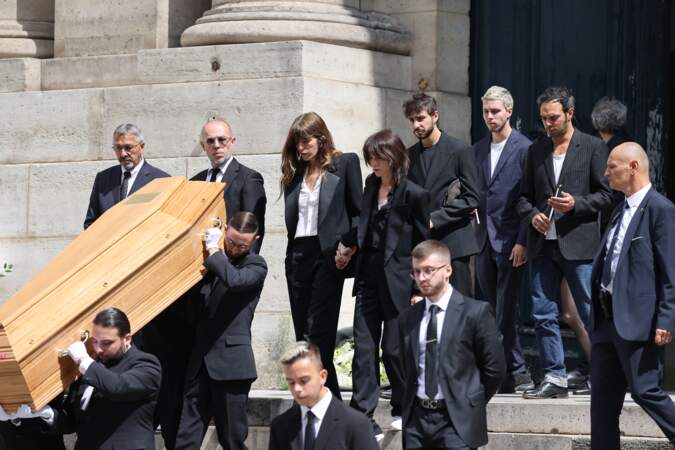 Lou Doillon, Charlotte Gainsbourg, Ben Attal, Marlowe (fils de Lou Doillon) et Roman de Kermadec (fils de Kate Barry) sortent des obsèques de Jane Birkin, en l'église Saint-Roch, à Paris, le 24 juillet 2023.