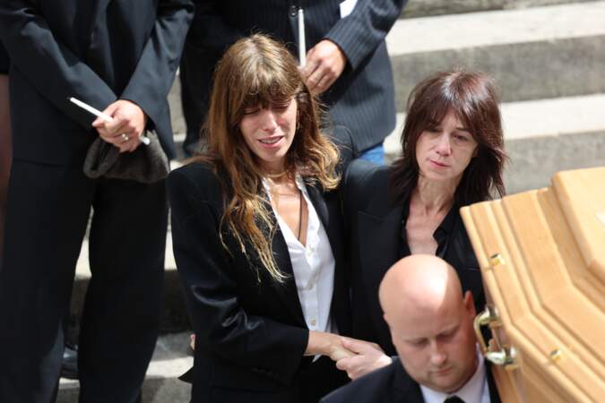 Lou Doillon et sa soeur Charlotte Gainsbourg aux obsèques de Jane Birkin, le 24 juillet 2023, à Paris.