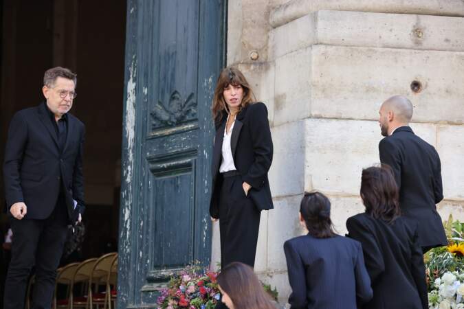 Lou Doillon sur le parvis de l'église Saint-Roch, pour les obsèques de Jane Birkin, à Paris, le 24 juillet 2023.