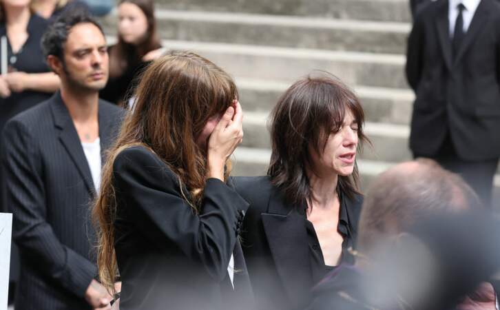 Lou Doillon et Charlotte Gainsbourg émues aux larmes lors des obsèques de Jane Birkin, en l'église Saint-Roch, à Paris, le 24 juillet 2023.