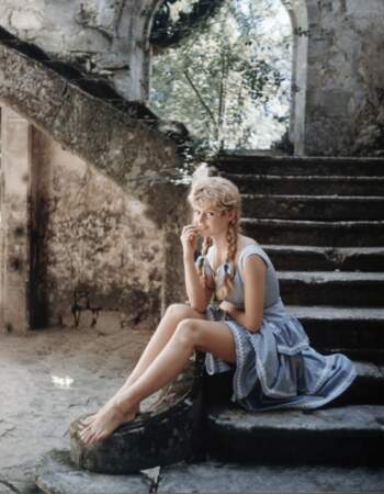 Brigitte Bardot, sublime, lovée dans une longue robe bohème. Un modèle qu'elle appréciait tout particulièrement.