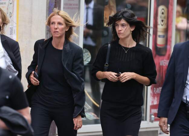 Sandrine Kiberlain et sa fille Suzanne Lindon arrivent à l'église Saint-Roch, pour les obsèques de Jane Birkin, à Paris, le 24 juillet 2023.