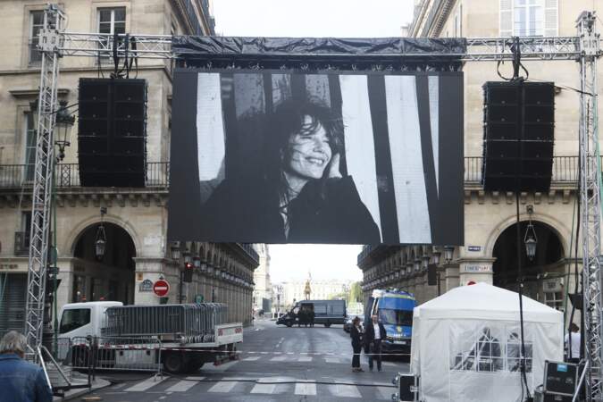 L'écran géant mis à disposition du public devant l'église Saint-Roch, à l'occasion des obsèques de Jane Birkin, à Paris, le 24 juillet 2023.