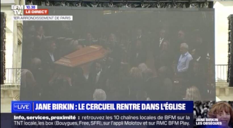 Lou Doillon et Charlotte Gainsbourg ont porté ensemble le cercueil de leur mère, en l'église Saint-Roch, pour les obsèques de Jane Birkin, à Paris, le 24 juillet 2023.