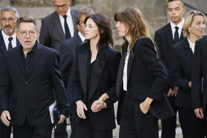 Charlotte Gainsbourg et Lou Doillon devant l'église Saint-Roch, pour les obsèques de Jane Birkin, à Paris, le 24 juillet 2023.