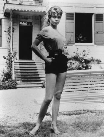 Brigitte Bardot, sublime dans un micro-short, dévoilant ses gambettes interminables.