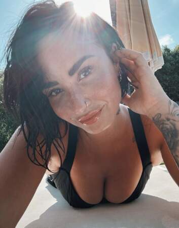 Exit le gloss brillant sur ses lèvres, Demi Lovato laisse sa peau respirer en vacances. Elles dévoile ses taches de rousseur. Canon !  Le 17 juillet 2023 sur Instagram 