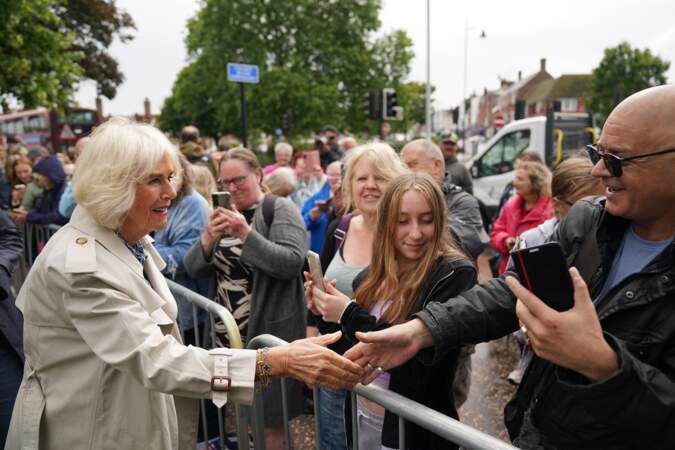 Dans le Norfolk, Camilla a également salué les Anglais venus la voir  