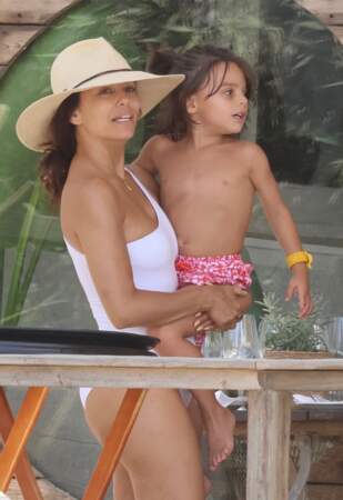 Eva Longoria est sans maquillage à la plage pendant ses vacances d'été à Marbella, le 22 juillet 2023