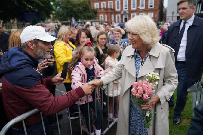 Camilla a même reçu des fleurs de l'un des admirateurs de la Couronne présent 